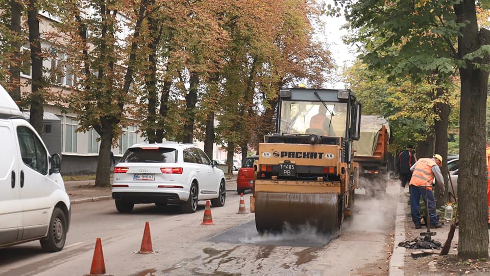 Комунальники продовжують благоустрій вулиць Рівного