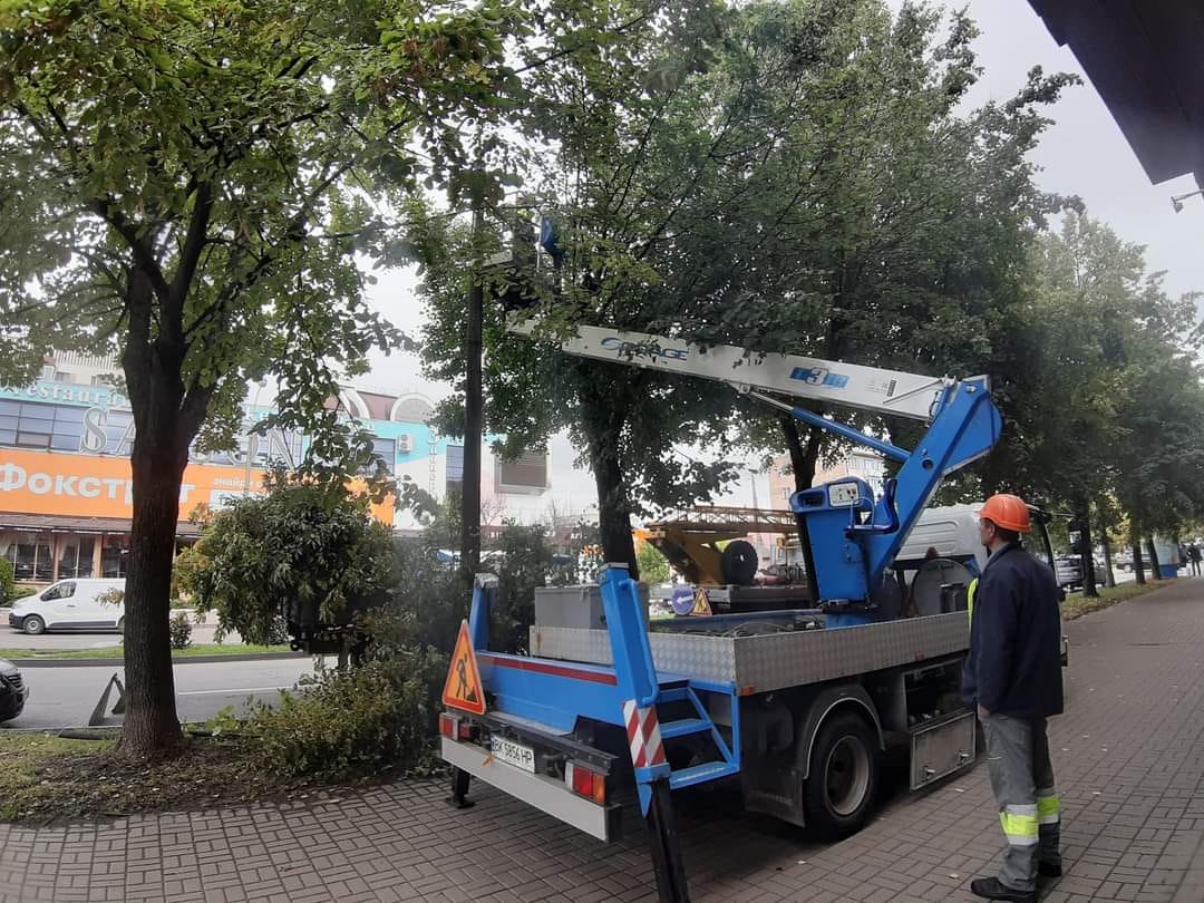 Комунальники продовжують благоустрій вулиць Рівного