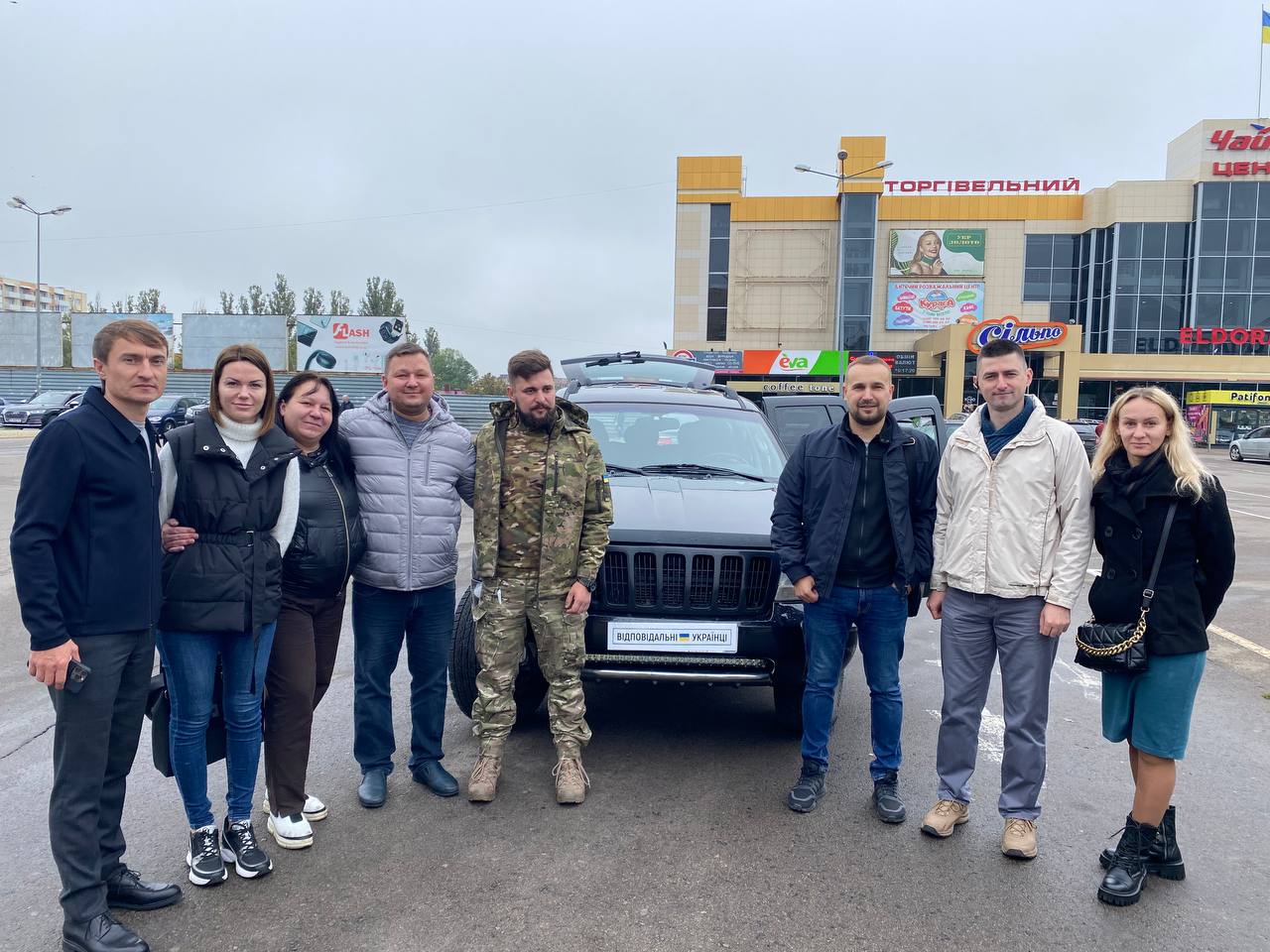 Другу за тиждень автівку для військових передали учасники спільноти “Відповідальні українці” у Рівному