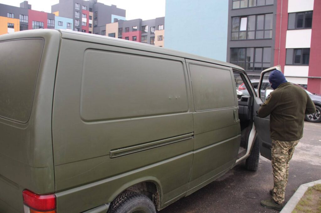 волонтери передали мікроавтобус військовим1