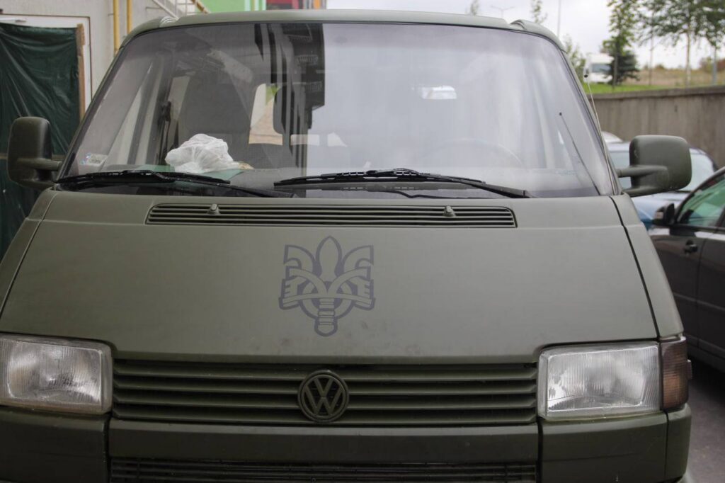 волонтери передали мікроавтобус військовим3