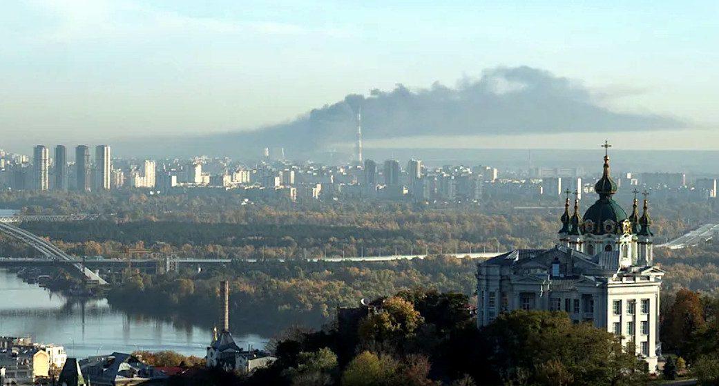 Місце удару ракет в Києві.