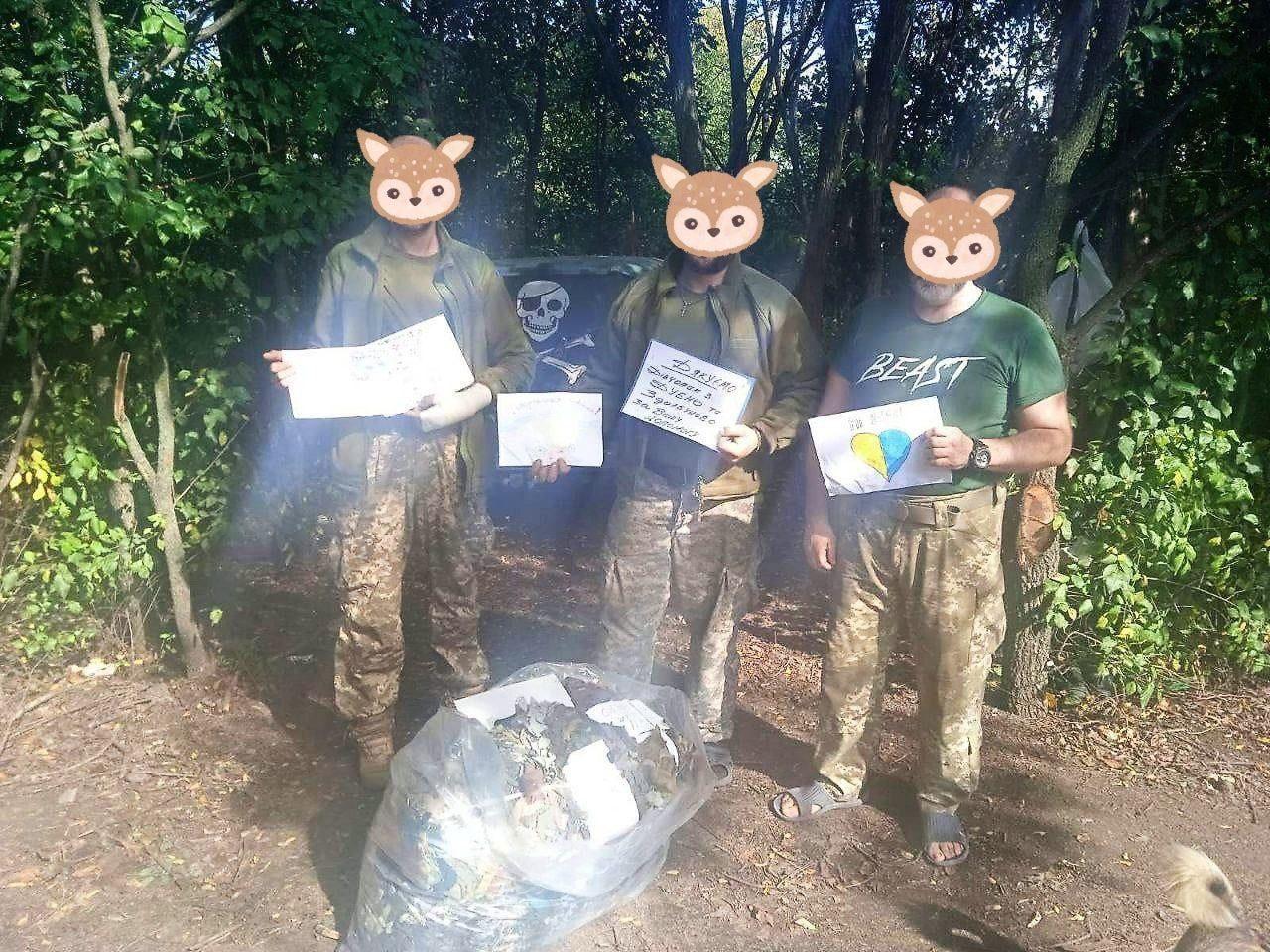 Військові дякують дівчатам з Рівненщини за маскувальні сітки