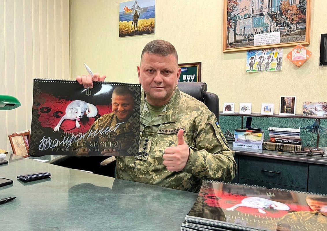 Валерій Залужний підписує календарі.