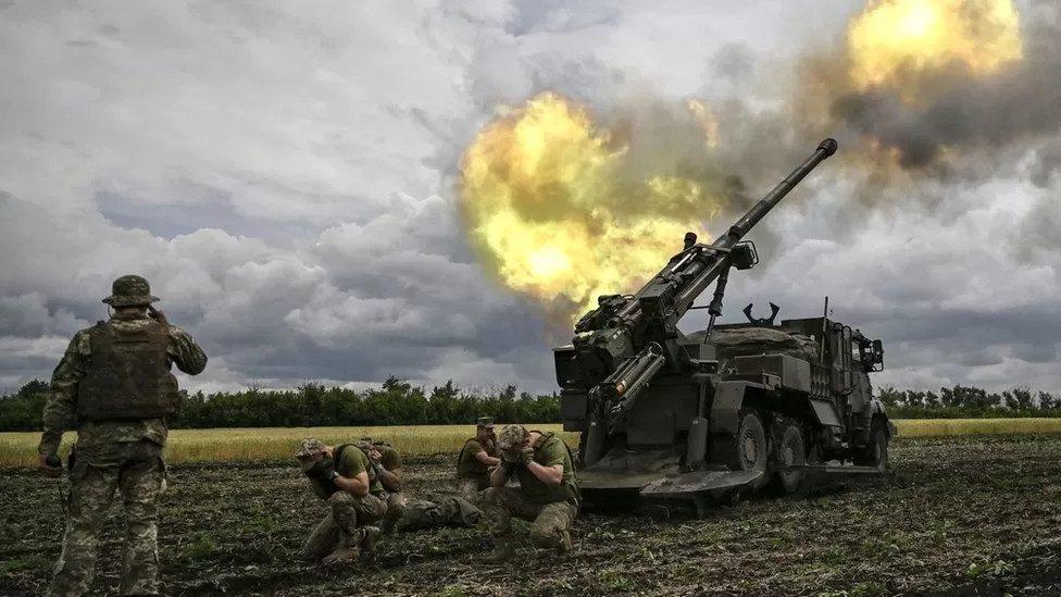 Стріляє гармата