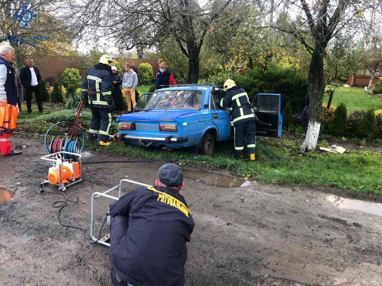 Учора вогнеборці Рівненщини ліквідували дві пожежі і деблокували людину з авто
