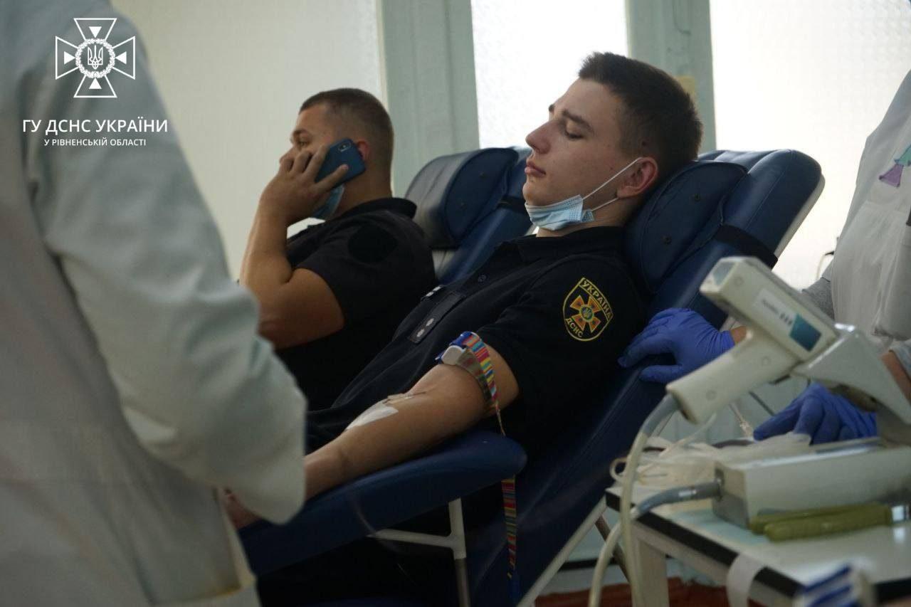 Рятувальники Рівненщини стали донорами для поранених військових