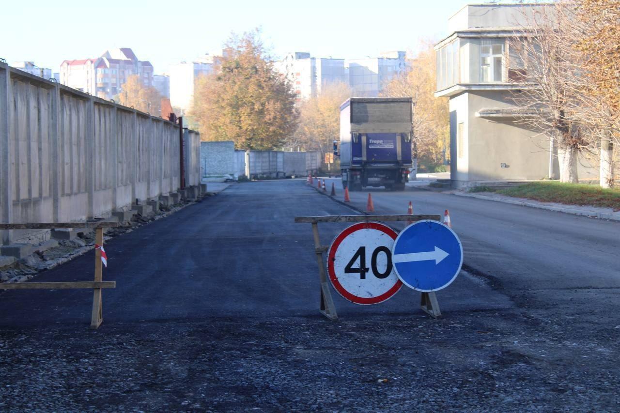 У Рівному 7 підприємств співфінансували із місцевою владою ремонт дороги на вулиці Будівельників