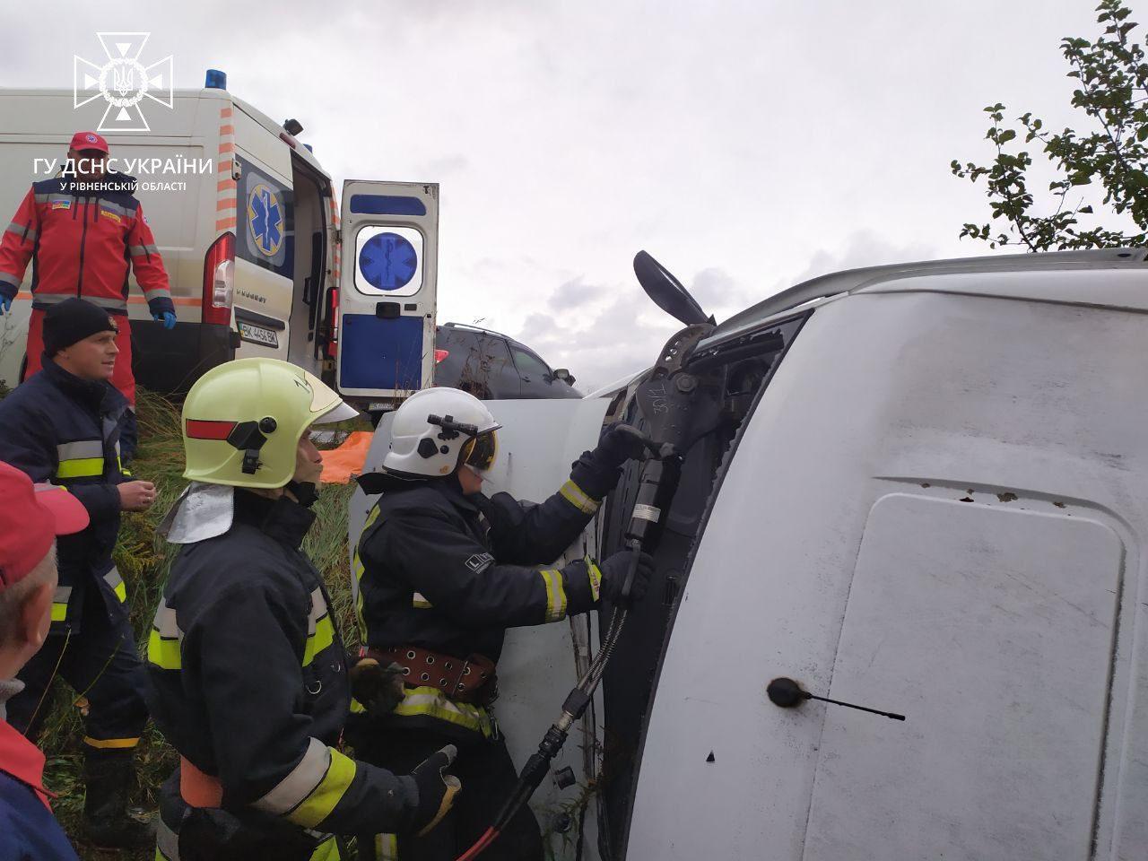 На Рівненщині рятувальники деблокували травмованого водія