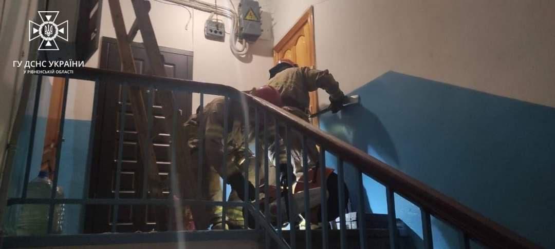 Рятувальники Рівненщини допомогли відкрити вхідні двері квартири, де перебувала хвора жінка
