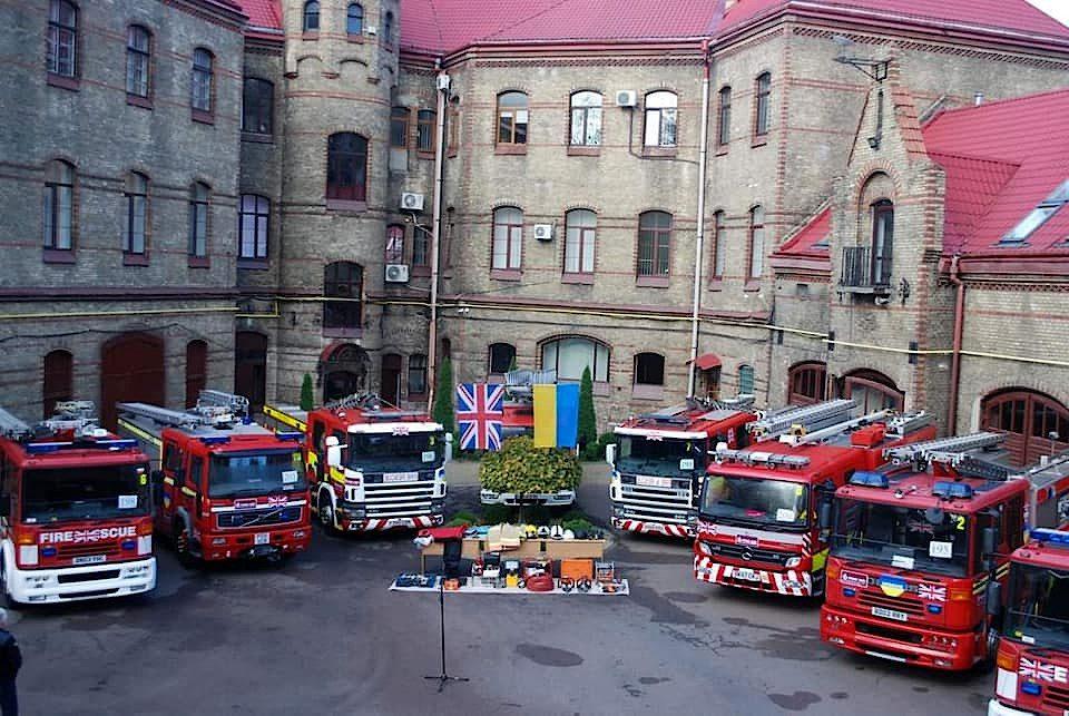 Британські рятувальники передали українським колегам парк пожежно-рятувальної техніки