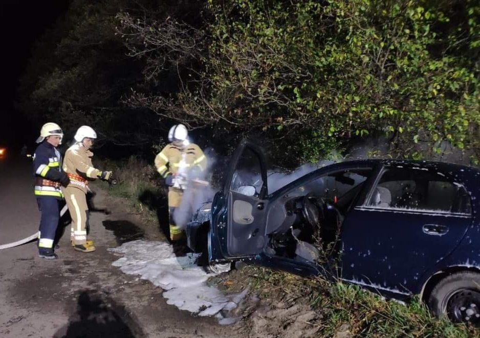 У Вараському районі на дорозі ледве не згоріла автівка