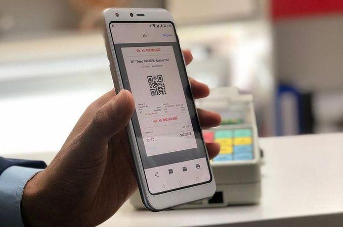 Оновлений застосунок у смартфоні: податківці пояснили рівнянам торгувати без касового апарата