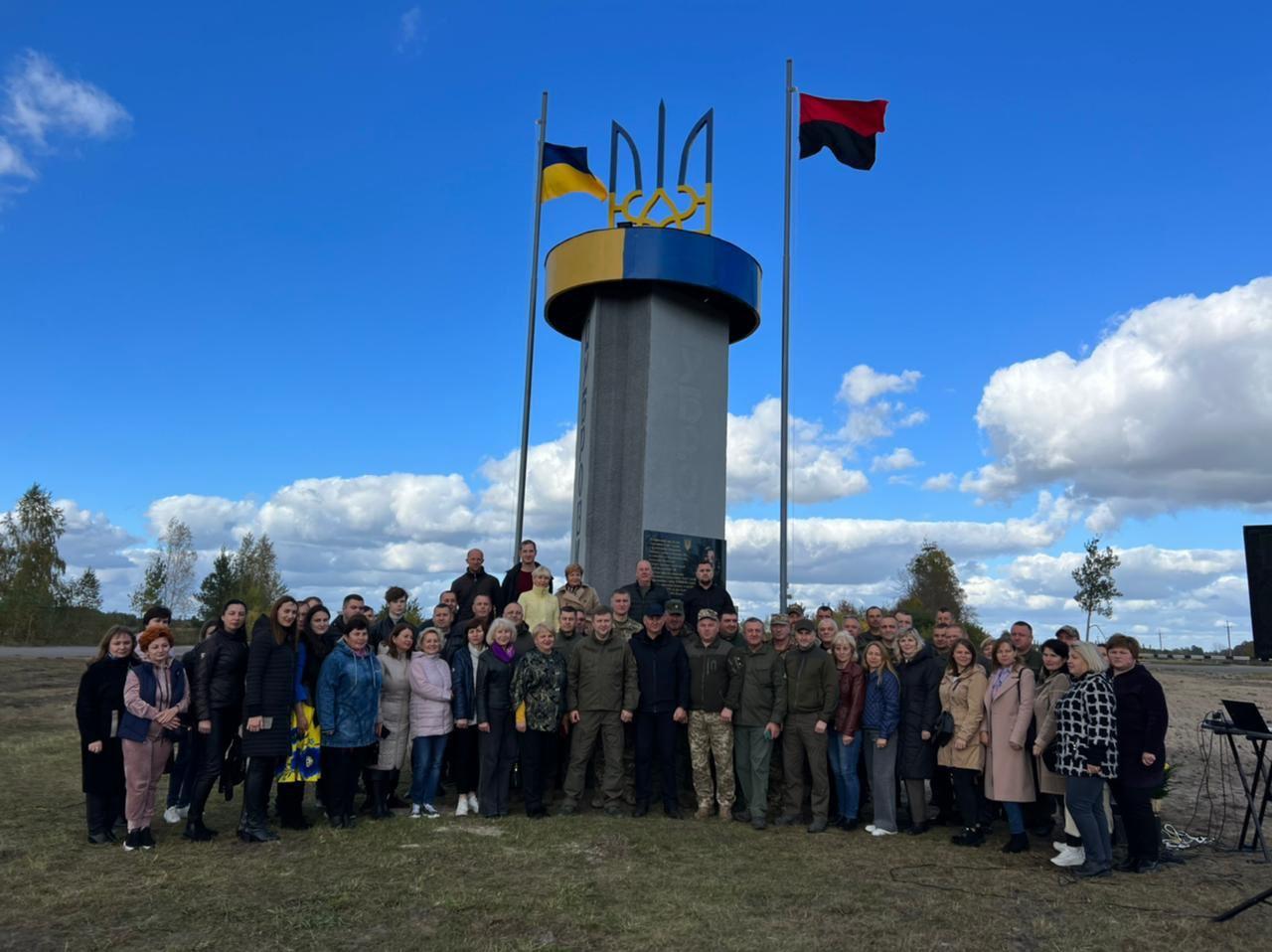 У Дубровиці встановили меморіал на честь українського тризуба