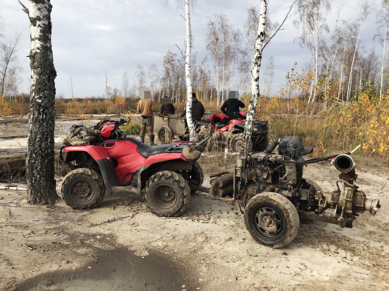На Рівненщині виявили місце незаконного добування бурштину