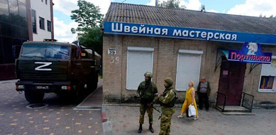 Окупанти на вулиці.