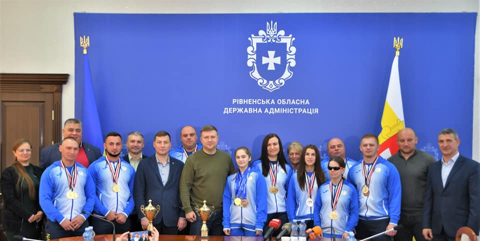 На Рівненщині нагородили пауерліфтерів, які привезли додому золоті та срібні медалі чемпіонату світу