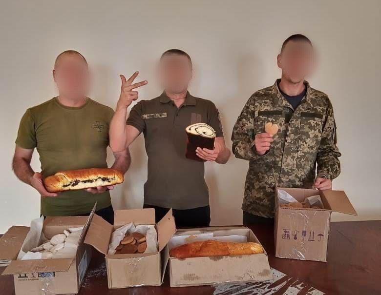 На Рівненщині переселенки печуть смаколики для військових ЗСУ