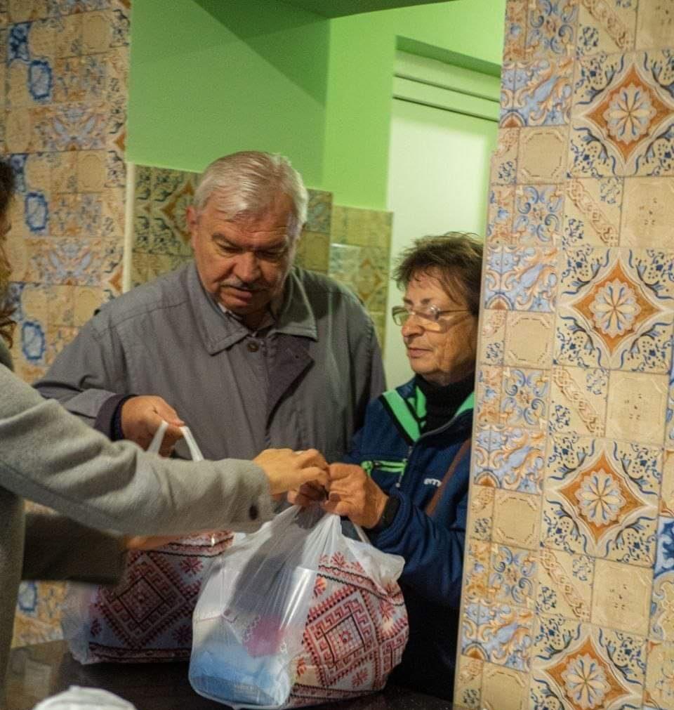 В Рівному розпочали видавати продуктові пакети