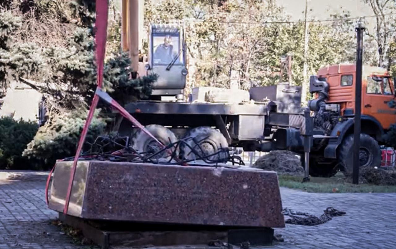 Зняття пам'ятника жертвам Голодомору.