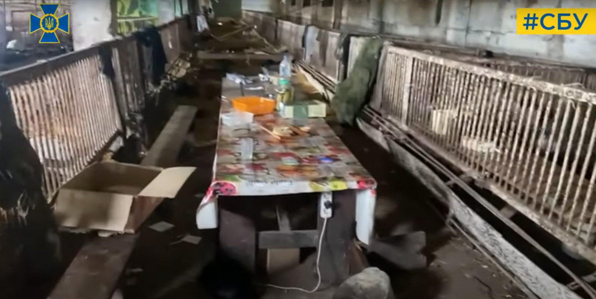 Окупанти облаштували собі командний пункт у свинарнику. Відео