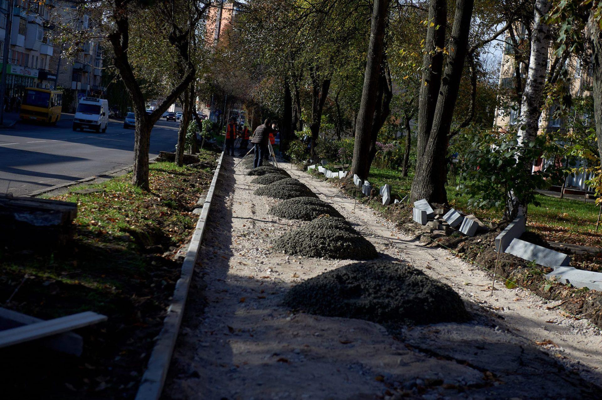 Влада Рівного звітує про облаштування тротуарів (фото)