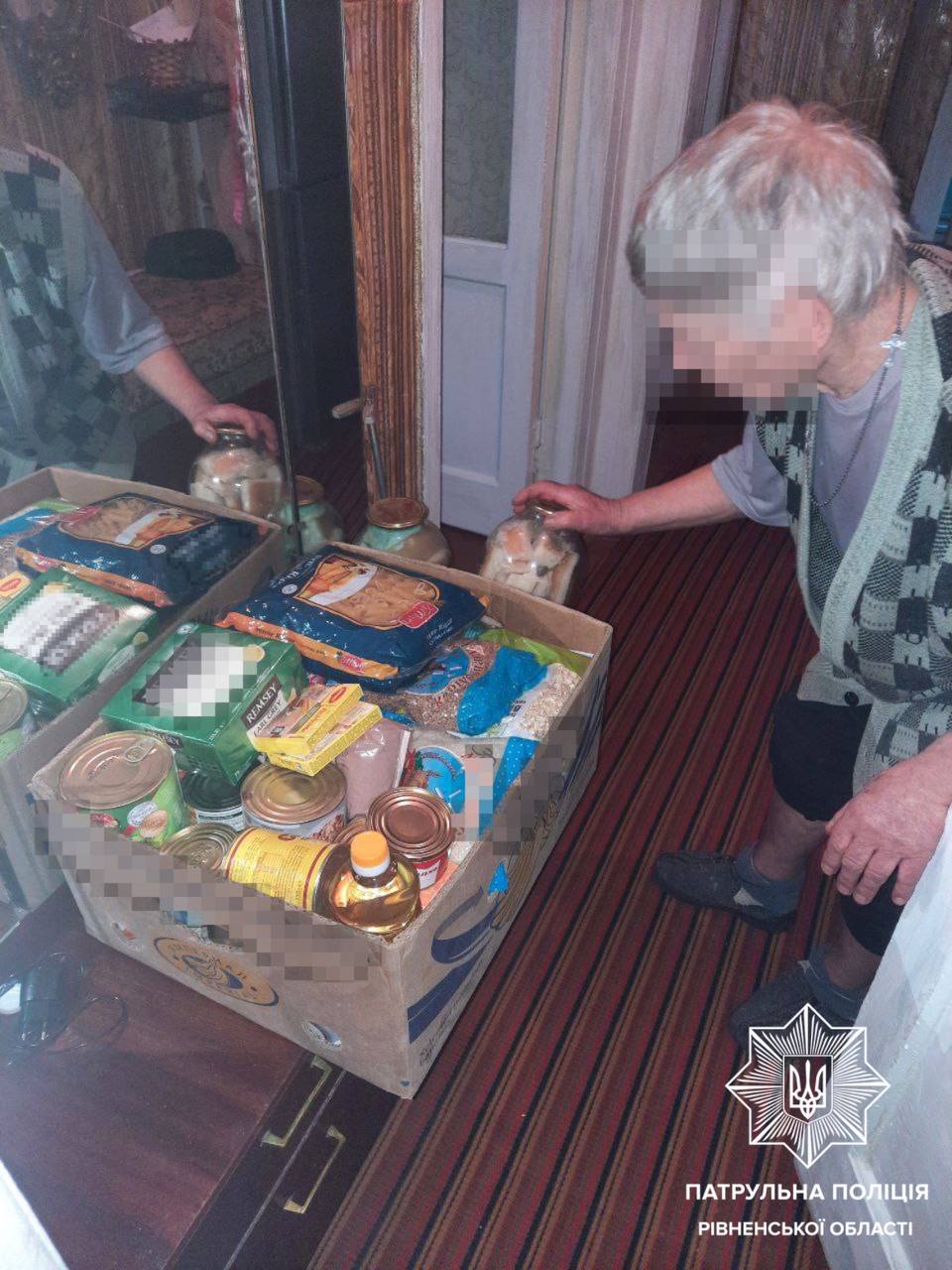 Патрульні поліцейські Рівненщини забезпечили родину пенсіонерів продуктами