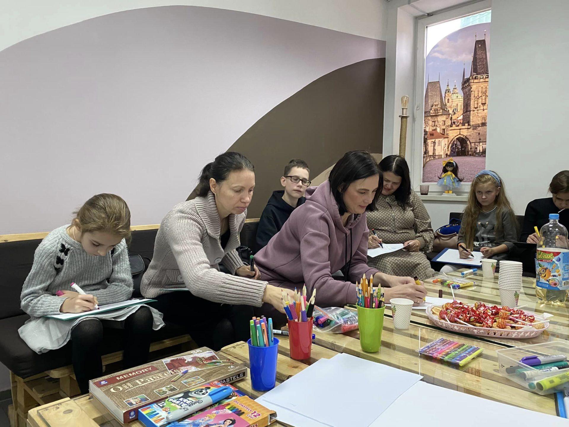 Заняття з крапкової графіки організували в Рівному для переміщених діток і юних рівнян