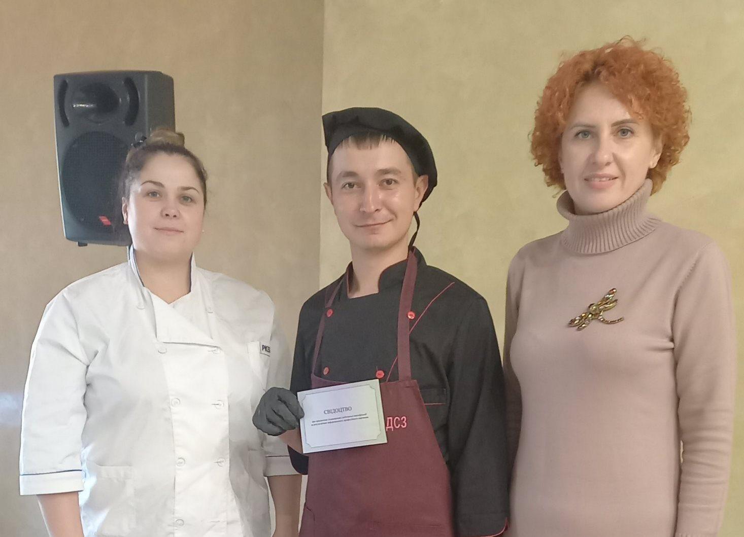 Землевпорядник підтвердив кваліфікацію кухаря у Рівному та працюватиме у військовій частині
