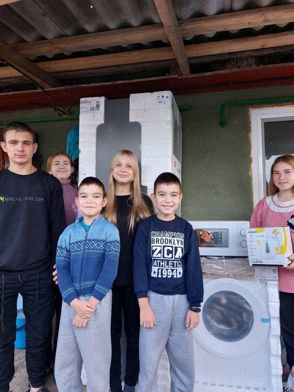 Побутову техніку для дітей-сиріт передали на Рівненщині в 30 родин
