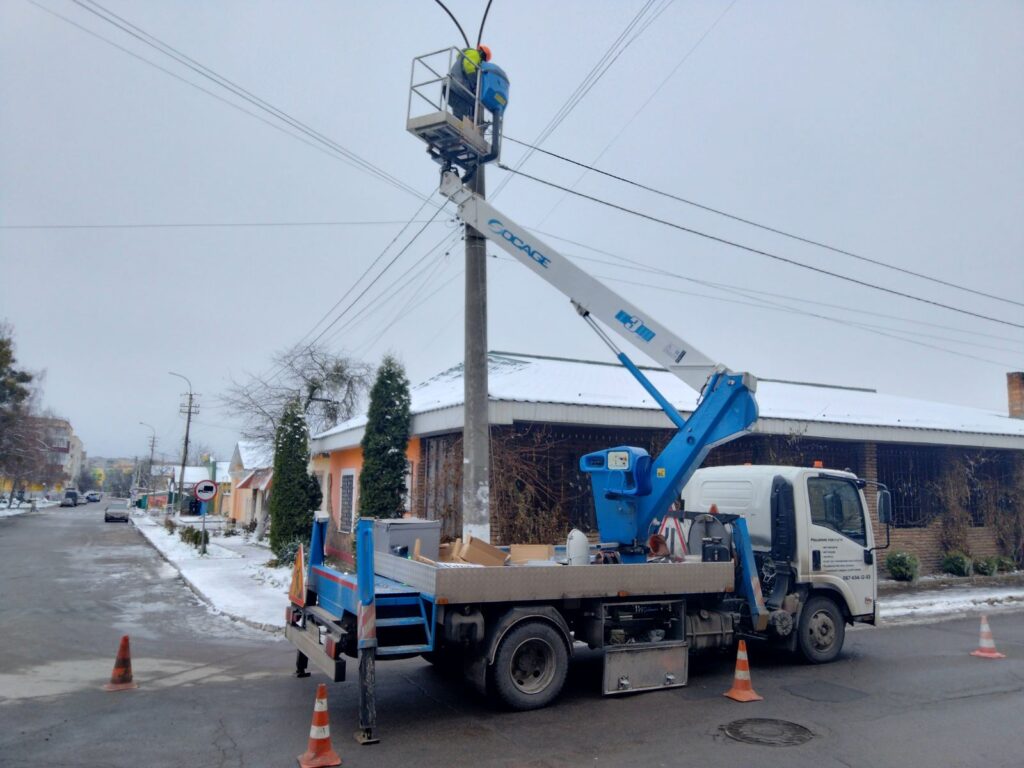 Рівненські енергетики вже обновили освітлення шести вулиць Квасилова