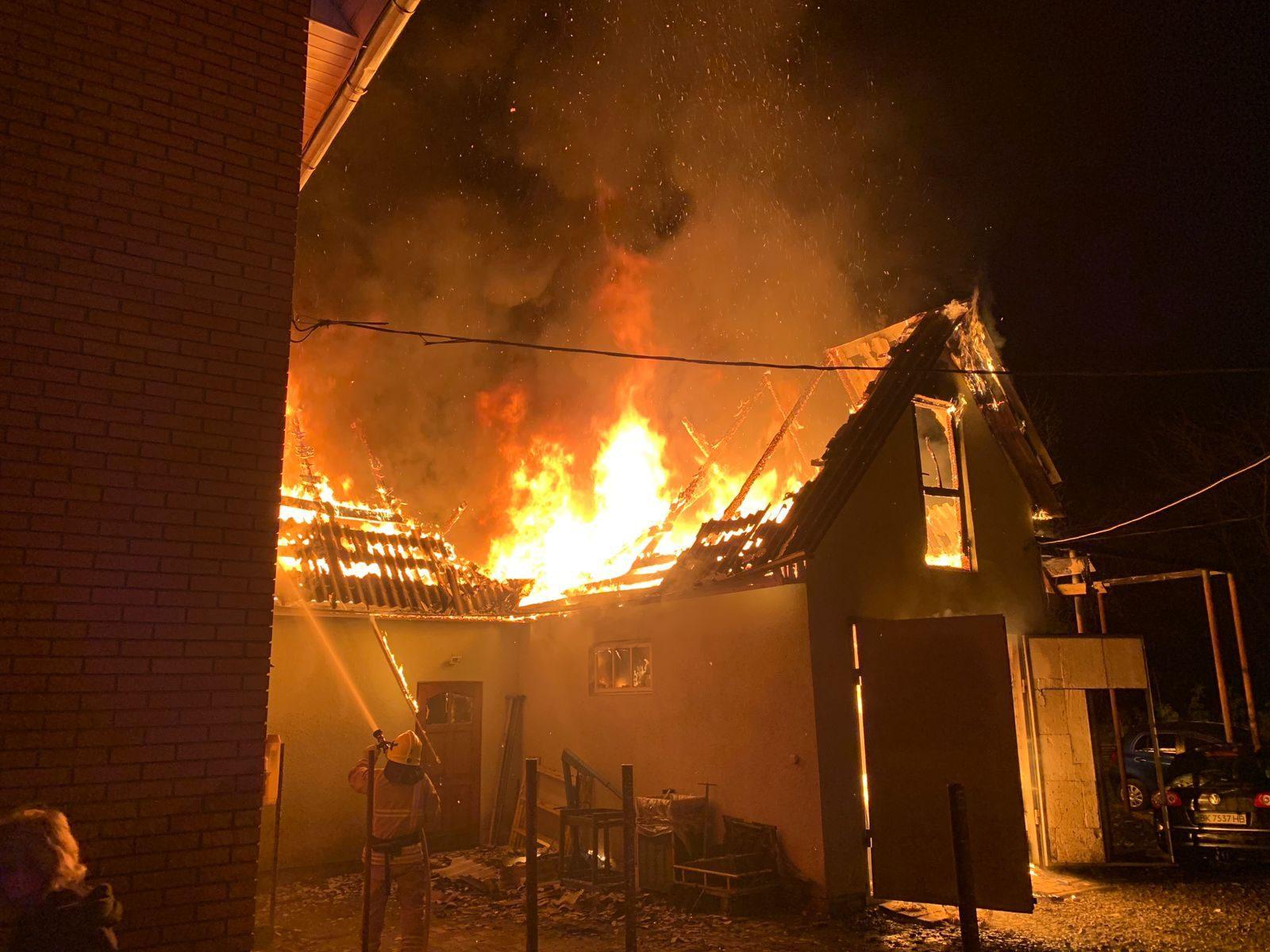 Рівнянин травмувався під час пожежі в своєму дворі