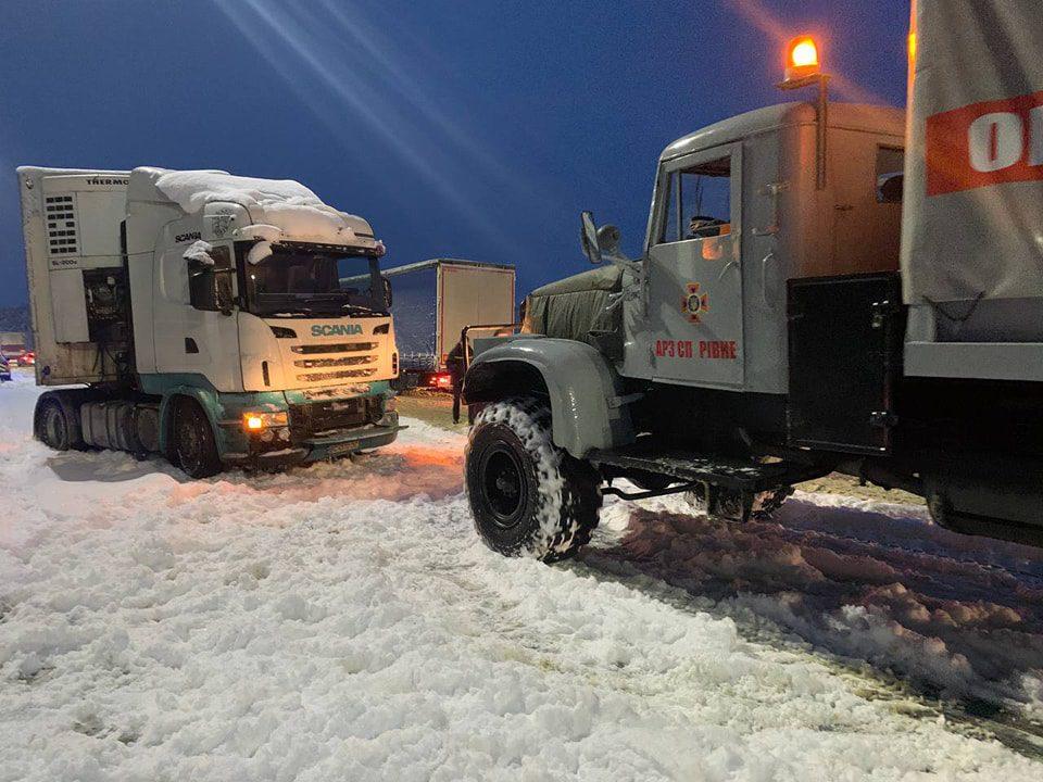 Уночі рятувальники Рівненщини витягали з снігового полону транспорт на трасі Київ-Чоп (ФОТО)
