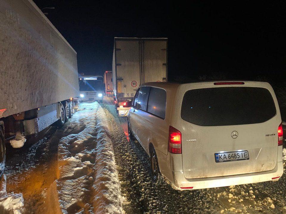 Уночі рятувальники Рівненщини витягали з снігового полону транспорт на трасі Київ-Чоп (ФОТО)