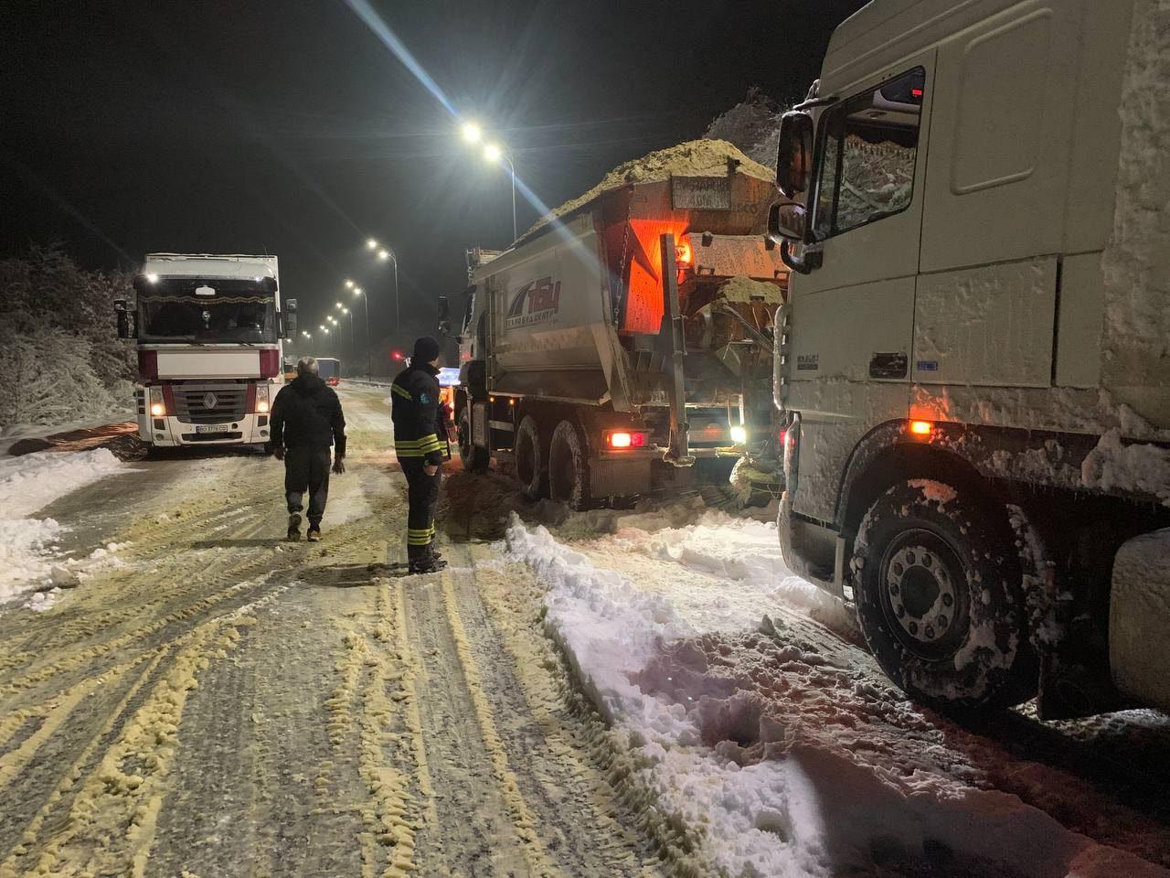 Уночі рятувальники Рівненщини витягали з снігового полону транспорт на трасі Київ-Чоп (ФОТО)