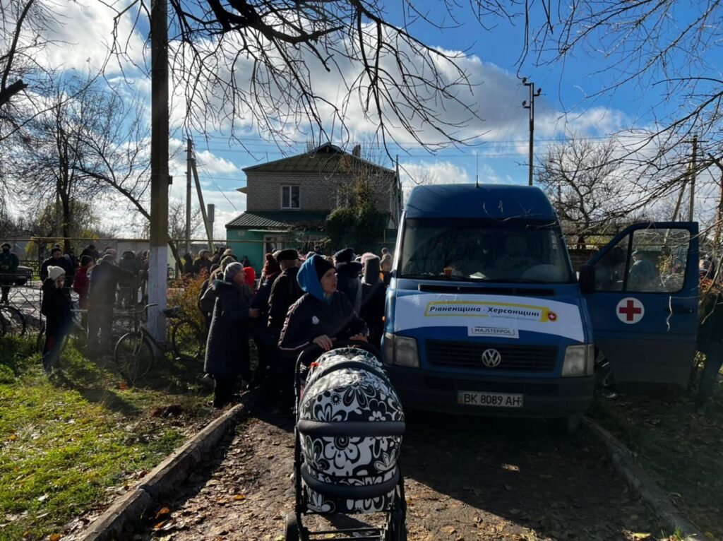 буси із допомогою від Рівненщини розвантажили у Чорнобаївці