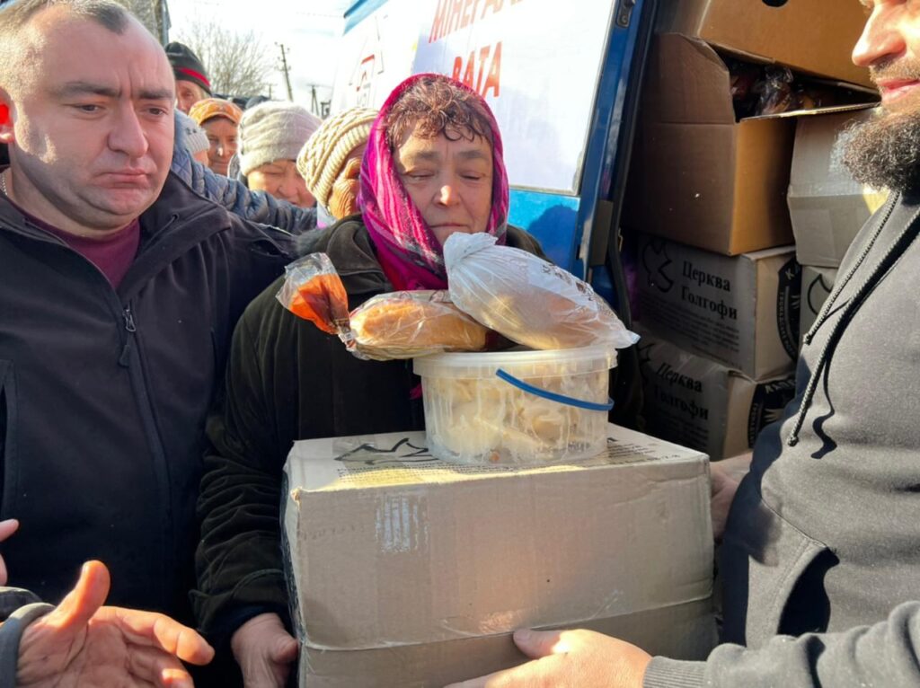 буси із допомогою від Рівненщини розвантажили у Чорнобаївці