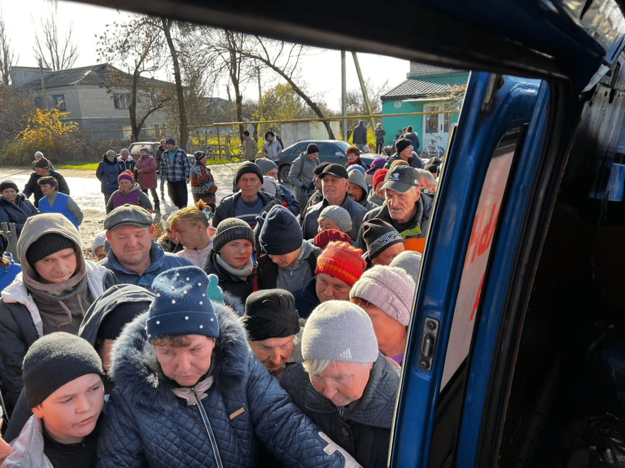буси із допомогою від Рівненщини розвантажили у Чорнобаївці3