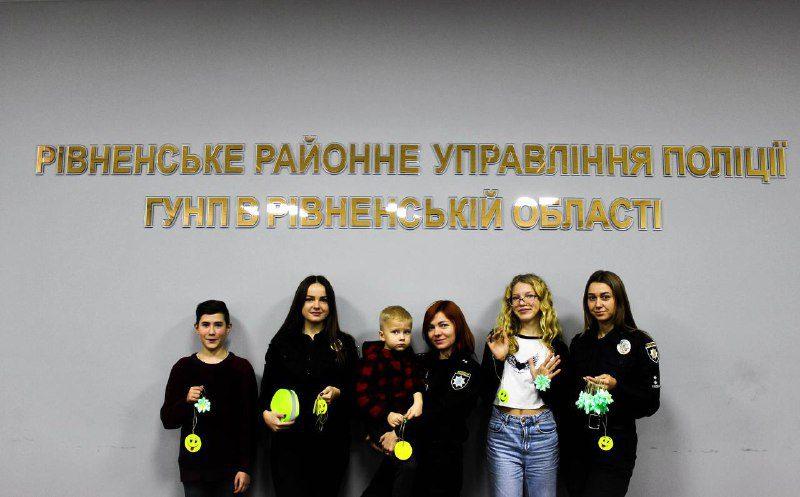 У Рівному діти разом з поліцейськими виготовили світловідбивачі