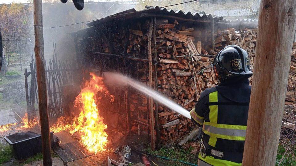Пожежі у приватних господарствах ліквідували рятувальники Рівненщини пожежі у приватних господарствах