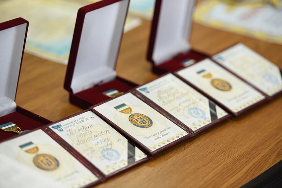 Рідні полеглих Героїв отримали відзнаки “Почесного громадянина Рівного”