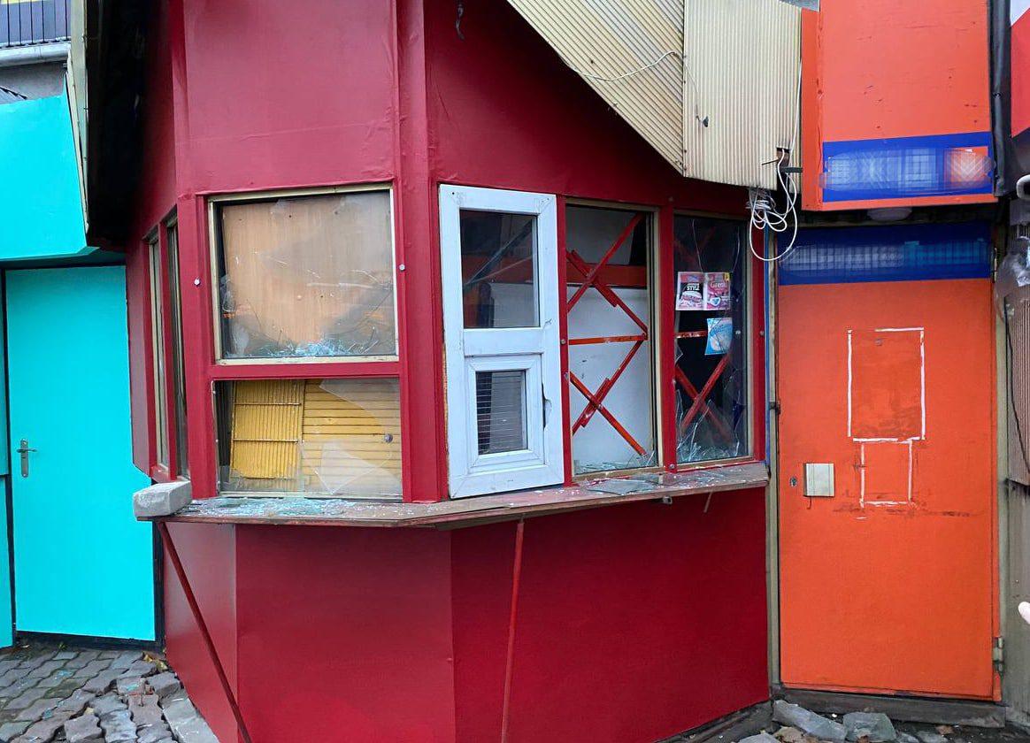 Потрощив вітрини та втік: у Рівному невідомий «атакував» дві аптеки та вуличний кіоск (фото)