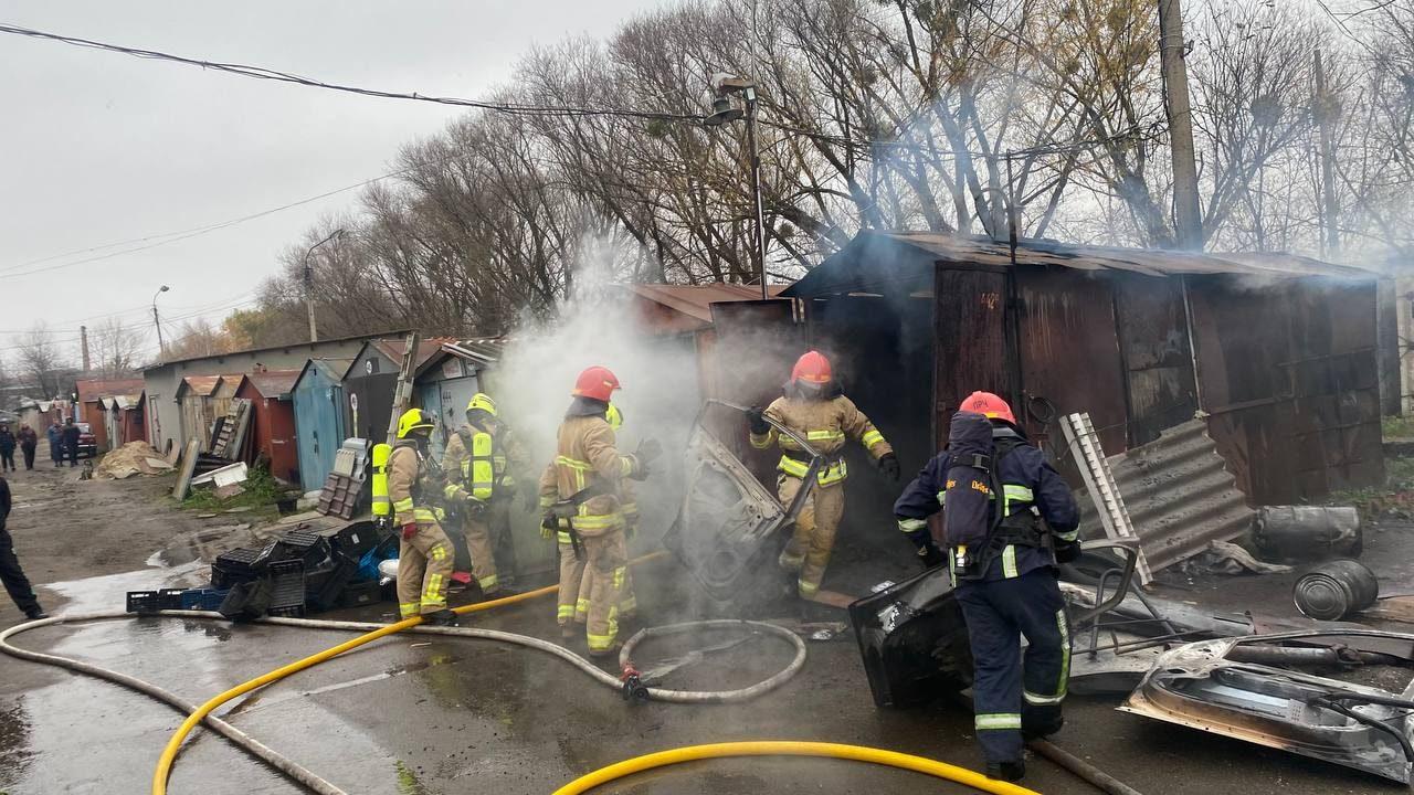 Вогнеборці у Рівному врятували гаражі