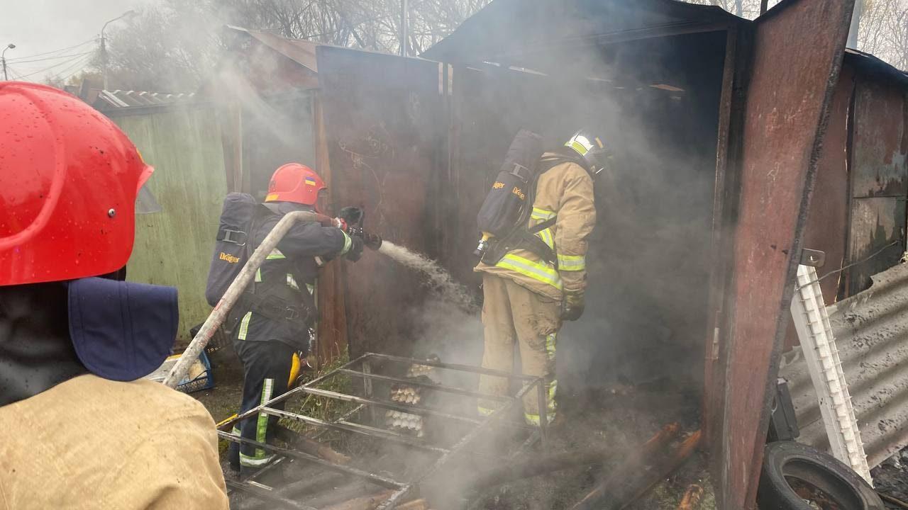 Вогнеборці у Рівному врятували гаражі