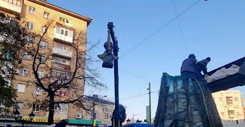 У Харкові зняли погруддя Пушкіну, хоча ще вранці обкладали мішками з піском, щоб уберегти від вандалізму
