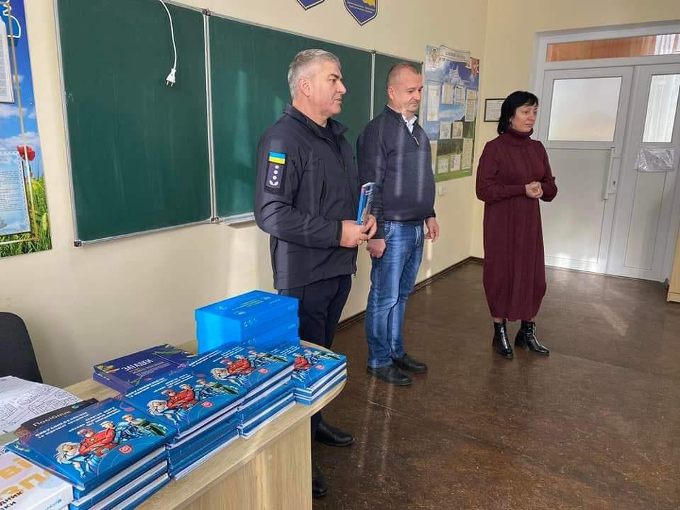 На Рівненщині рятувальники навчають дітей мінної безпеки