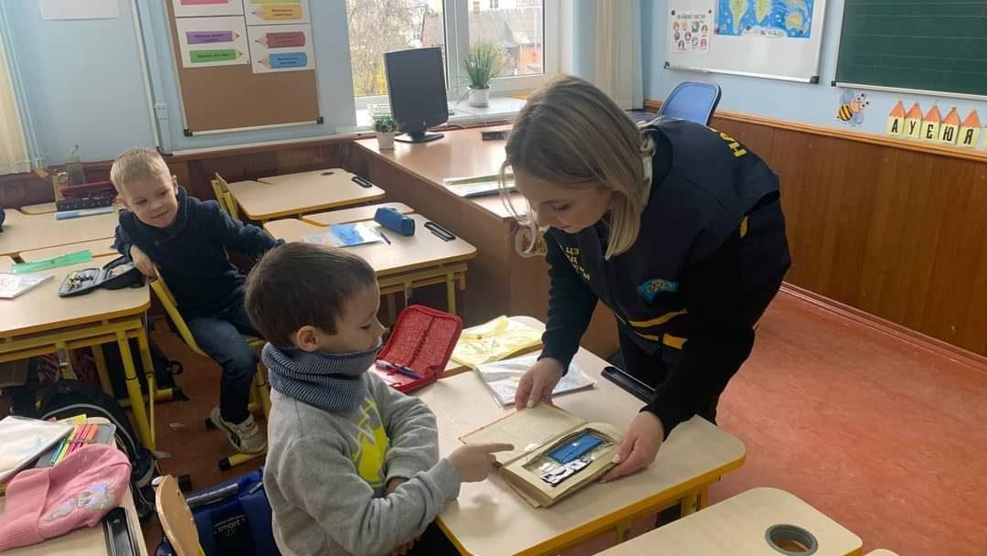 На Рівненщині рятувальники навчають дітей мінної безпеки