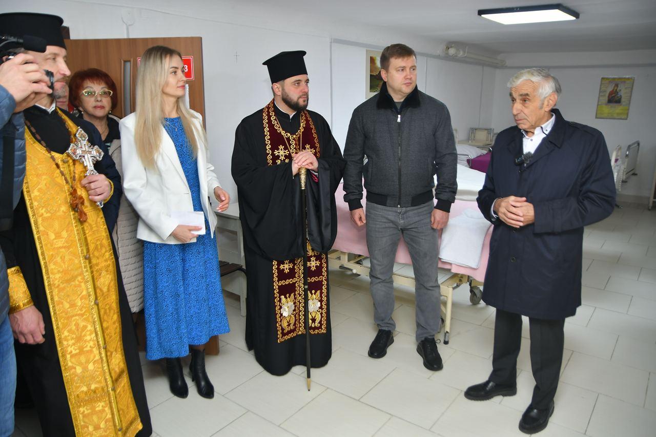 Укриття міської лікарні Рівного вміщує палати та операційні