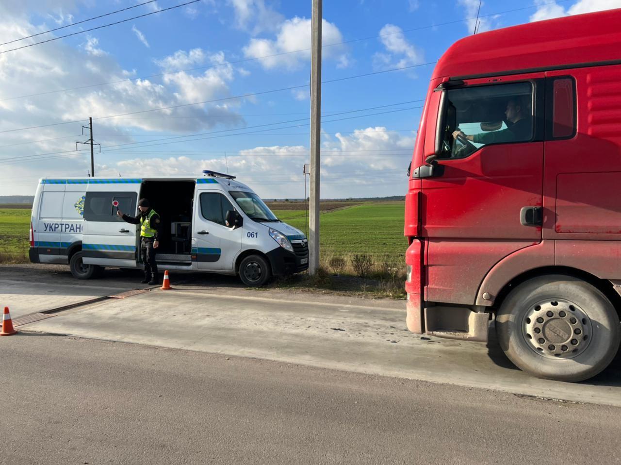 Більшість вантажівок на дорогах Рівненщини їздять без перегрузів