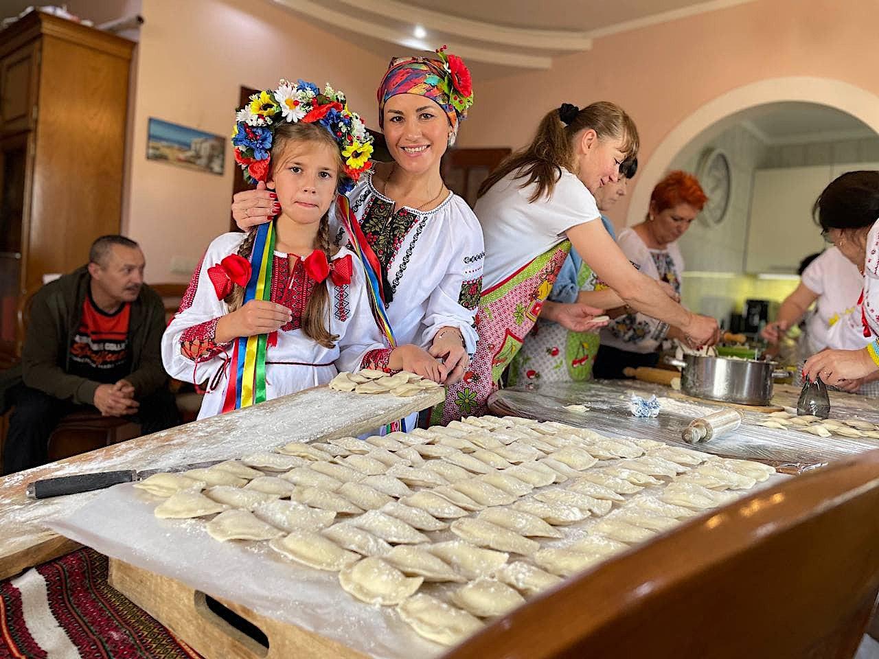 Міжнародна вареникотерапія! 7,027 вареників за годину. Встановлено рекорд з ліплення вареників (відео)